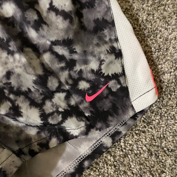 NIKE - GREY & WHITE SHORTS - Picture 6 of 6